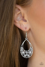 Load image into Gallery viewer, PEARL POP - SILVER EARRING
