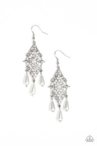 MAJESTIC MOOD WHITE EARRING