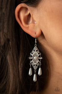 MAJESTIC MOOD WHITE EARRING